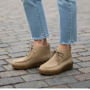 Comfortiva Women’s Holland Lace Up Suede Booties – Taupe – Size 6 – NWOB